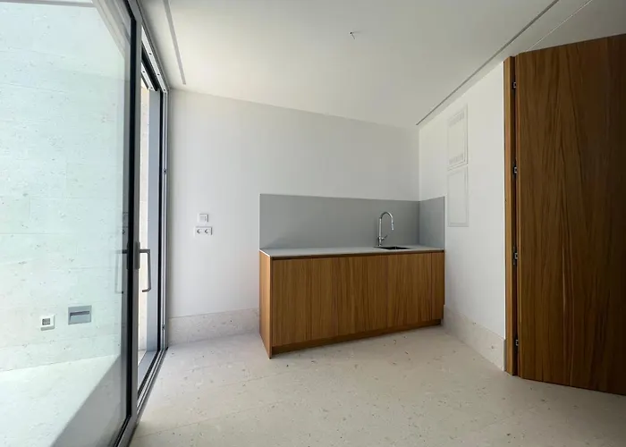 Venus And Aprilia - Luxury By The Coast *