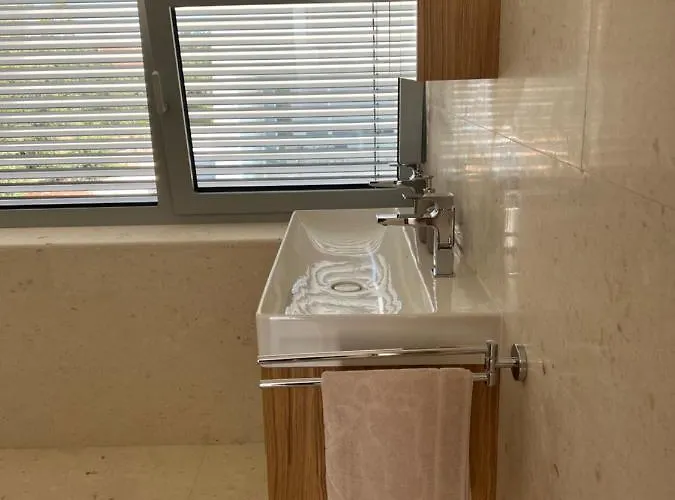 Venus And Aprilia - Luxury By The Coast Petrcane