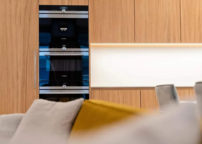 Venus And Aprilia - Luxury By The Coast *