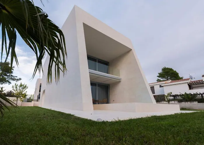 Venus And Aprilia - Luxury By The Coast * Petrcane