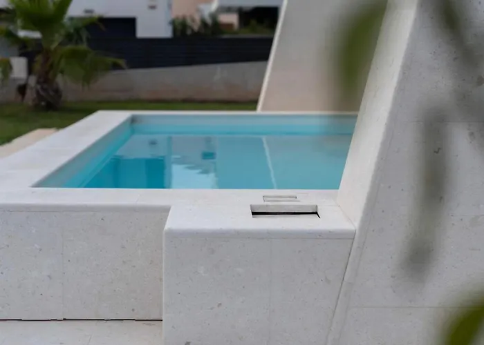 Venus And Aprilia - Luxury By The Coast *