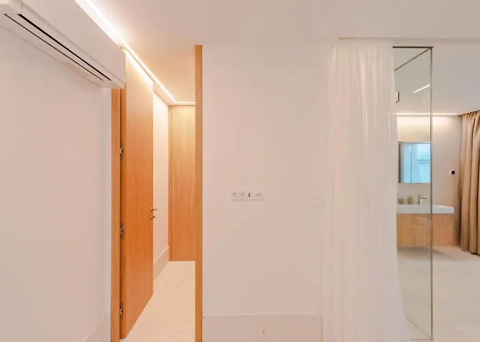 Venus And Aprilia - Luxury By The Coast Petrcane