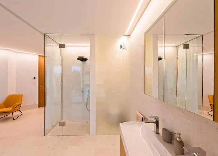 Venus And Aprilia - Luxury By The Coast Petrcane