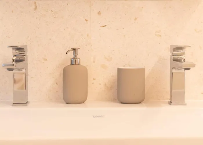 Venus And Aprilia - Luxury By The Coast * Petrcane