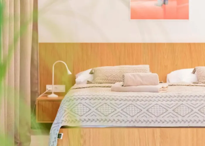 Venus And Aprilia - Luxury By The Coast *