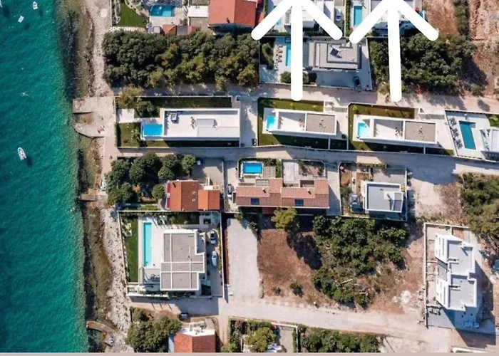 Venus And Aprilia - Luxury By The Coast Petrcane